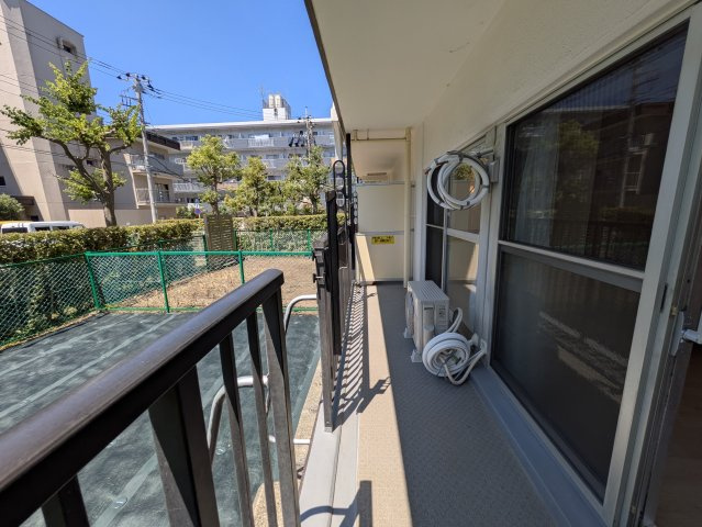 南向きの専用庭がある地に足のついた【ハイラーク横浜白山】リフォームのバルコニー|バルコニーからの眺めを楽しみながら食事をしませんか