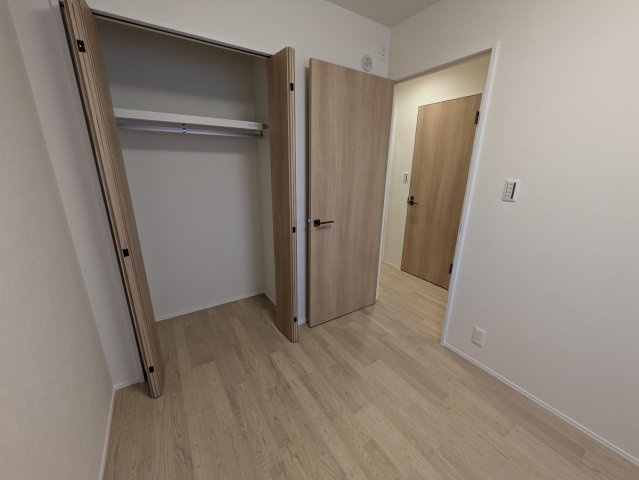 南向きの専用庭がある地に足のついた【ハイラーク横浜白山】リフォームの洋室|落ち着いた色調の洋室です