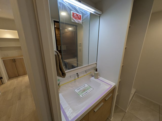 南向きの専用庭がある地に足のついた【ハイラーク横浜白山】リフォームの独立洗面台|使いやすい独立洗面台です