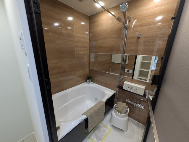 南向きの専用庭がある地に足のついた【ハイラーク横浜白山】リフォームの浴室|日々の疲れを癒すお風呂付です