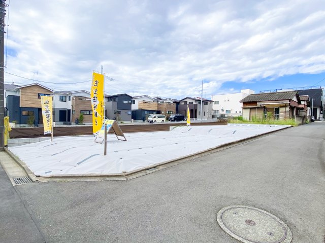 ふじみ野市南台２丁目の売地の前面道路含む現地写真|北東側4m道路です。
亀久保小学校まで徒歩7分、となりのすまいる保育園まで徒歩6分、子育てに適した住環境です。