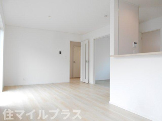 【居間・リビング】 | 郡山市富久山町福原新築一戸建て10棟 | こちらの居間で趣味の時間をお楽しみください