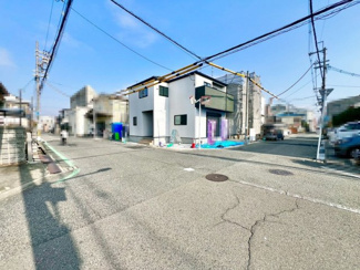 【前面道路含む現地写真】 | 南花田町　新築一戸建 | 全室収納有！収納場所に困らず綺麗な室内を保てそうですね！