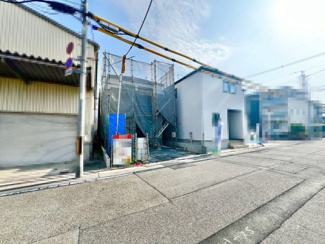 【前面道路含む現地写真】 | 南花田町　新築一戸建 | ２面採光のお部屋もございます！たっぷりの陽光に包まれる明るい住まいに気持ちも明るくなりますね♪
