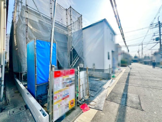 【前面道路含む現地写真】 | 南花田町　新築一戸建 | ＴＶモニター付きインターホンですので、突然の来客時にも外の様子が確認できて安心です！