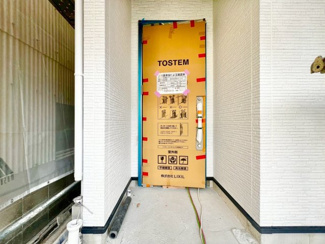 【エントランス】 | 南花田町　新築一戸建 | 【閑静な住宅地でのびのび子育て】閑静な住宅地で子育て家族にピッタリ。毎日のお散歩も快適な緑に恵まれたエリアです。