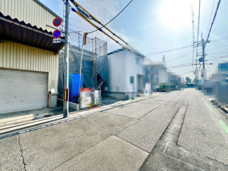 【前面道路含む現地写真】 | 南花田町　新築一戸建 | 【食器洗浄機付いてますよ】対面式を採用したキッチンですので、リビングで寛ぐご家族をいつも感じられます！会話を楽しみながら家事ができますね♪