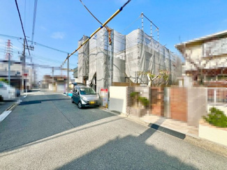 【前面道路含む現地写真】 | 南花田町　新築一戸建 | 【浴室暖房乾燥機付いてます】一坪以上の浴室でのびのび一日の疲れを癒して下さいね！浴室に窓が付いているので、換気ができて湿気やカビ防止になりますよ♪