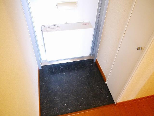 レオパレス伏見Ⅰの玄関|収納もある玄関です