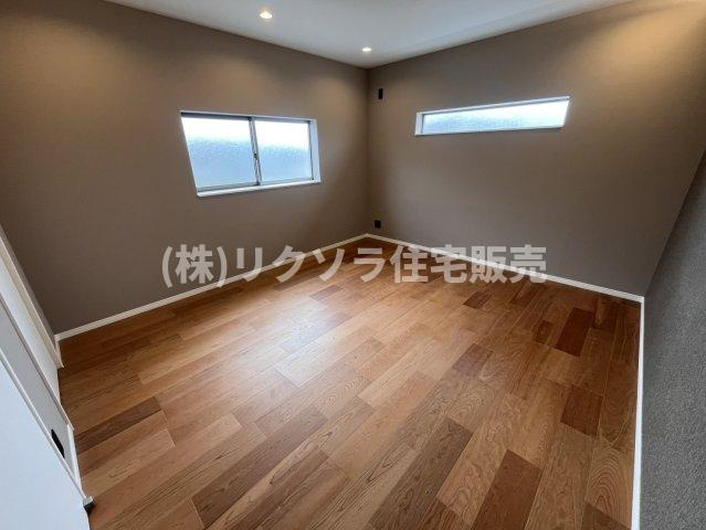 出口5丁目　中古一戸建ての寝室|洋室9.0帖
■物件内覧・資金計画相談・住宅ローン相談、リフォーム相談、お問合せ受付中■
※当日・翌日のご内覧、ご相談はお電話でのお問合せがスムーズです！