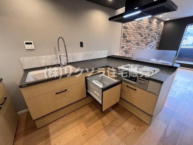 出口5丁目　中古一戸建てのキッチン|L字型カウンターキッチン　食洗器付き
■物件内覧・資金計画相談・住宅ローン相談、リフォーム相談、お問合せ受付中■
※当日・翌日のご内覧、ご相談はお電話でのお問合せがスムーズです！