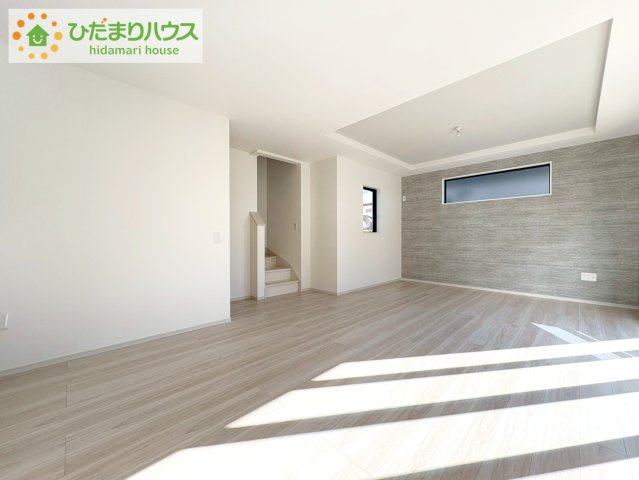 日立市相賀町1期　新築戸建の居間・リビング|リビング大きな窓からは、暖かな日の光が降り注ぎます・・・