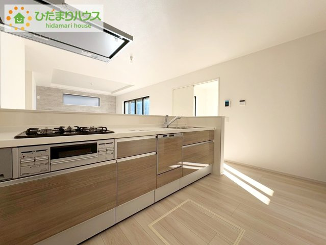日立市相賀町1期　新築戸建のキッチン|3口コンロと収納豊富なキッチンで、ママの毎日のお料理もはかどります☆