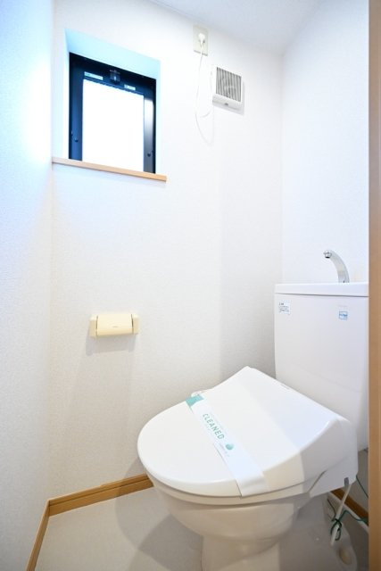 ルーク池尻　室内洗濯機置場　角部屋　2面採光のトイレ