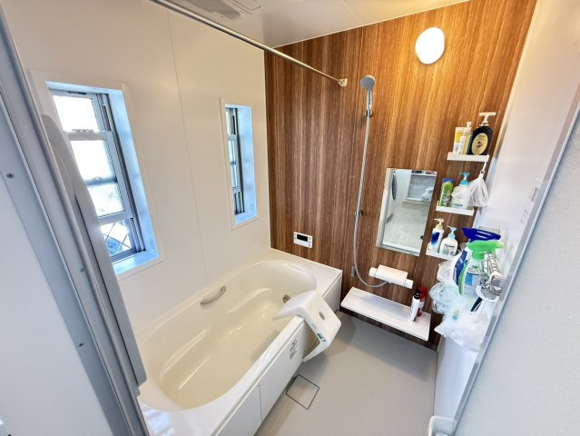 泉佐野市高松南2丁目　中古戸建の浴室|浴室には窓があり、明るく清潔感のある浴室になっております♪一日の疲れもしっかり取れます♪