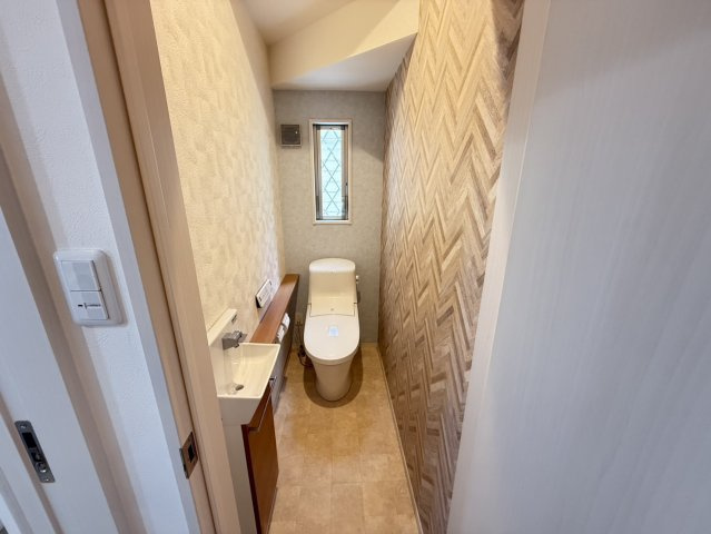 泉佐野市高松南2丁目　中古戸建のトイレ|トイレには小窓があるので、明るく清潔感があり、換気も出来ます♪
