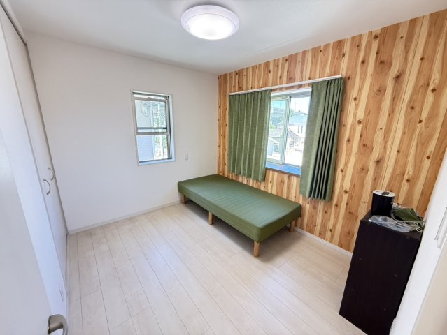 泉佐野市高松南2丁目　中古戸建の洋室|2階洋室　大きな窓からはたっぷりの日差しが入る、ゆったり寛げるお部屋です♪