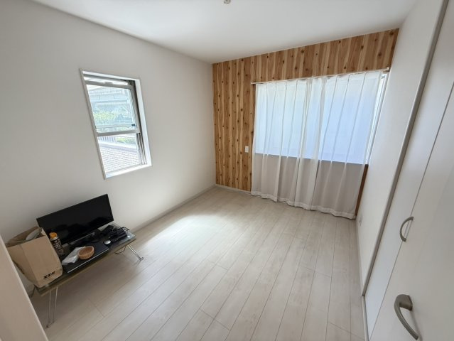 泉佐野市高松南2丁目　中古戸建の洋室|2階洋室　大きな窓からはたっぷりの日差しが入る、ゆったり寛げるお部屋です♪