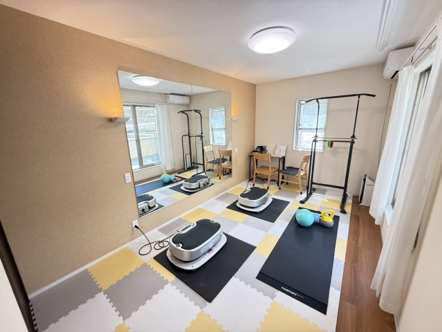 泉佐野市高松南2丁目　中古戸建の洋室|2階洋室　大きな窓からはたっぷりの日差しが入る、ゆったり寛げるお部屋です♪