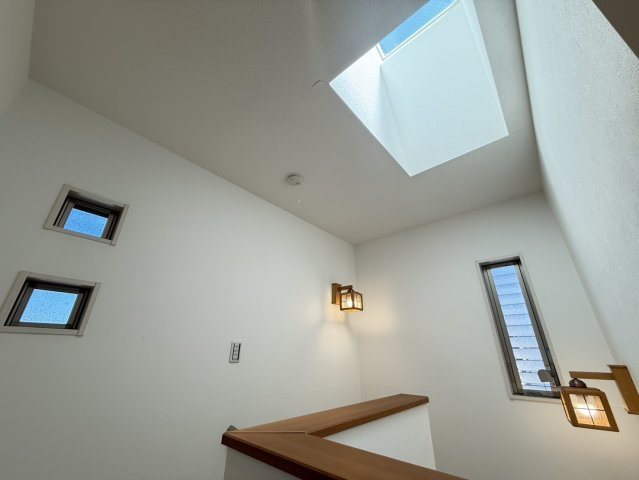 泉佐野市高松南2丁目　中古戸建の内装|2階階段ホール天井には天窓があり、明るく開放的になっています♪