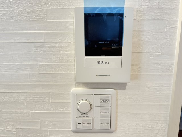 泉佐野市高松南2丁目　中古戸建の防犯設備|ＴＶモニターインターホンで、訪問者の顔が映り、録画も出来て留守で安心です♪