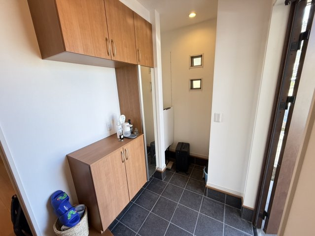 泉佐野市高松南2丁目　中古戸建の玄関|明るく広々開放的な玄関スペース。大容量の玄関収納が備え付け！　ご家族の靴もたっぷり収納出来ます♪