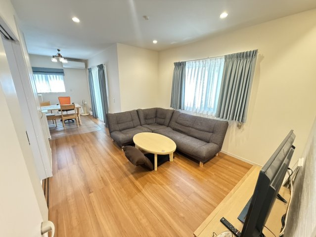 泉佐野市高松南2丁目　中古戸建の居間・リビング|約16.7帖の明るく開放的なリビングダイニング♪