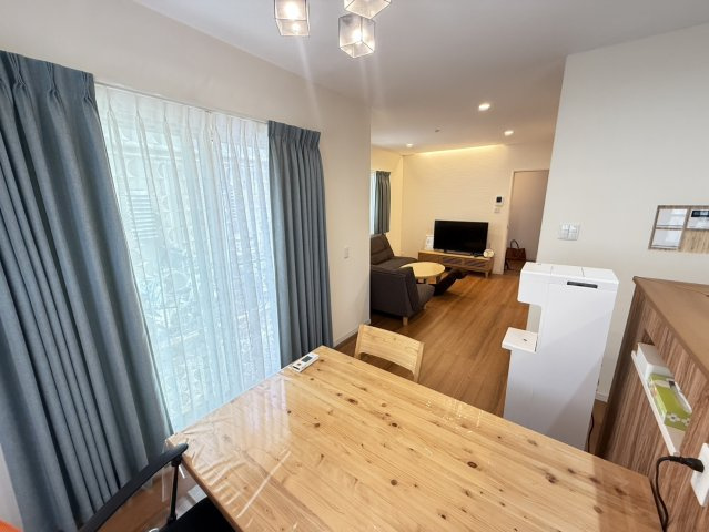 泉佐野市高松南2丁目　中古戸建のダイニング|明るく開放的なダイニング♪　大きな窓からはたっぷりの日差しが入ります♪