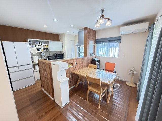 泉佐野市高松南2丁目　中古戸建のキッチン|対面キッチンのダイニングスペース。　自然と家族の会話も弾みますね♪