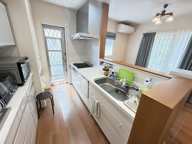 泉佐野市高松南2丁目　中古戸建のキッチン|家族の顔がいつでも見れる、人気の対面キッチン！　3口コンロで同時にお料理も出来、便利です♪　