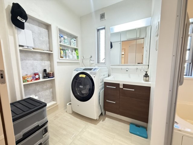 泉佐野市高松南2丁目　中古戸建の独立洗面台|明るく清潔感のある洗面室♪