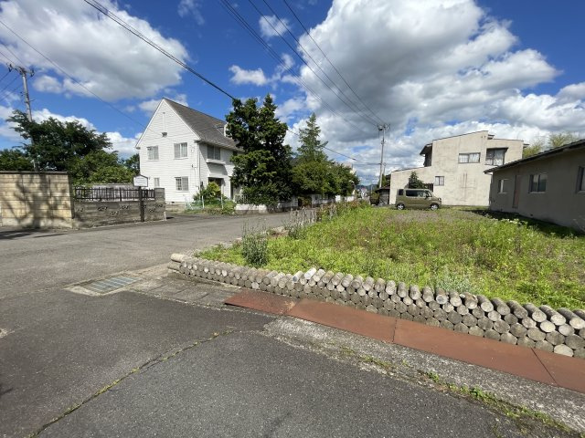 福島市上鳥渡　上物付き土地の前面道路含む現地写真