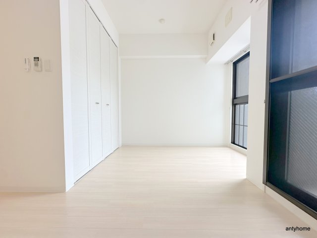 エグゼリエみなと通り　仲介手数料無料の居間・リビング