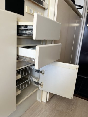 【キッチン】 | NICアーバンスピリッツ横浜反町 | 上段:作業台　中段:カトラリー収納　下段:収納かご