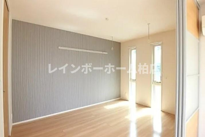 仲介手数料（賃料の1.10ヵ月）の50％OFF対象物件！の洋室|きれいな洋室です