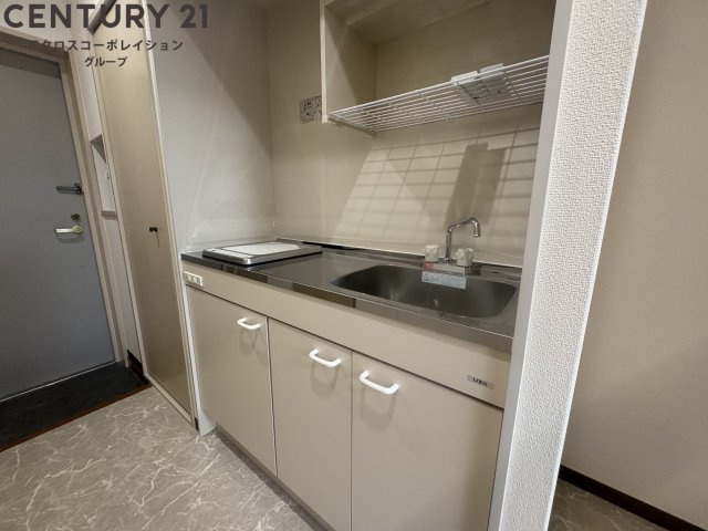 1口IHコンロ付きのシンプルなキッチン