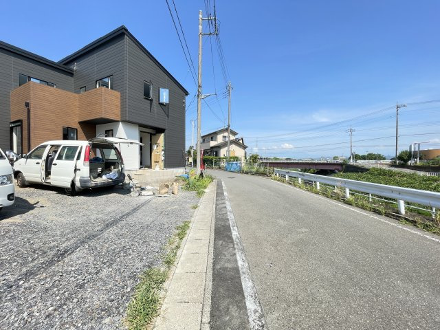 太田市藤阿久町　Kダンパー　全４区画の前面道路含む現地写真|前面道路：公道６ｍ