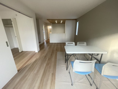 【居間・リビング】 | うるま市豊原2期（全3棟）2・3号棟 | 3号棟　LDK17帖♪リビング階段＆リビング収納付き♪