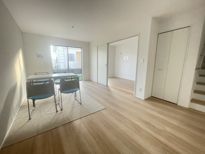 【居間・リビング】 | うるま市豊原2期（全3棟）2・3号棟 | 3号棟　LDK17帖♪リビング階段＆リビング収納付き♪