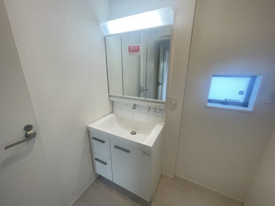 【独立洗面台】 | うるま市豊原2期（全3棟）2・3号棟 | 3号棟　三面鏡付き洗髪洗面化粧台♪