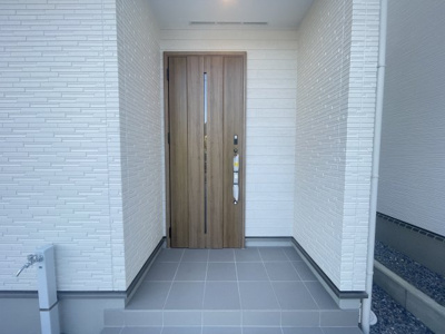 【玄関】 | うるま市豊原2期（全3棟）2・3号棟 | 3号棟　スマートキー付き♪