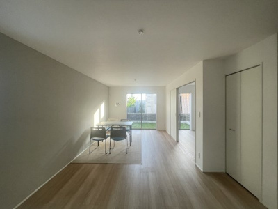 【居間・リビング】 | うるま市豊原2期（全3棟）2・3号棟 | 3号棟　LDK17帖♪リビング階段＆リビング収納付き♪