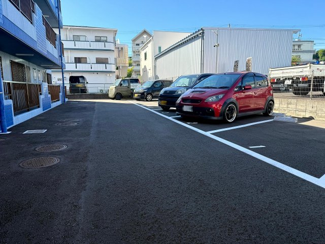 ブルーハイツ北別府の駐車場