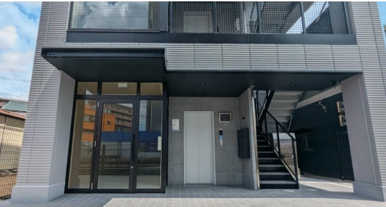 プラスビルのエントランス