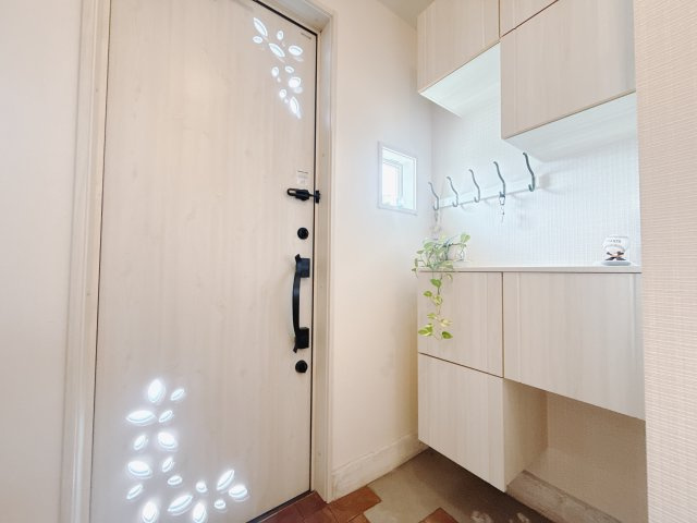 【中古戸建】高崎市上滝町の玄関|■玄関｜毎日の「いってらっしゃい」や「お帰りなさい」を大切なご家族と過ごす玄関は〈使いやすさ〉を追求しております。玄関横の物入は急な来客時でもさっとお片付けできるスペースを確保しています。
