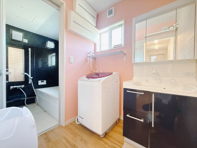 【中古戸建】高崎市上滝町の独立洗面台|■洗面室｜三面鏡の洗面台は鏡の裏が収納ポケットになっているので、ヘアケア用品や歯ブラシなどでごちゃつきがちな洗面台周りがスッキリ片付きます。　