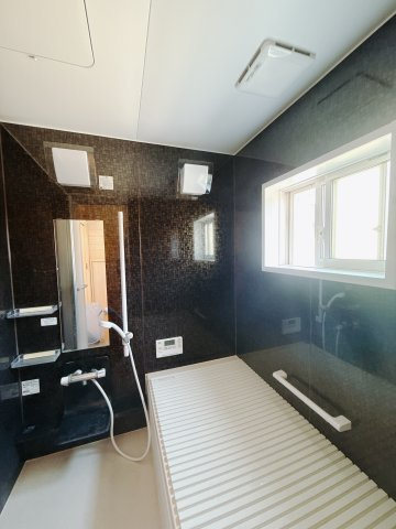 【中古戸建】高崎市上滝町の浴室|■浴室｜足を伸ばしてゆったりと入浴ができる1坪タイプのバスルームです♪備え付けの棚には家族一人一人のシャンプーを分けて置くことができます♪バスルームをいつもすっきりと使えますね♪