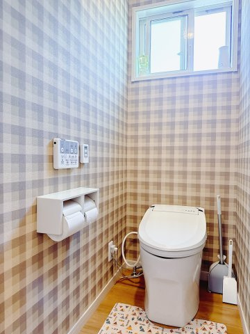 【中古戸建】高崎市上滝町のトイレ|■トイレ｜1階と2階にトイレがございます♪窓付きなので常に換気できてうれしいですね♪