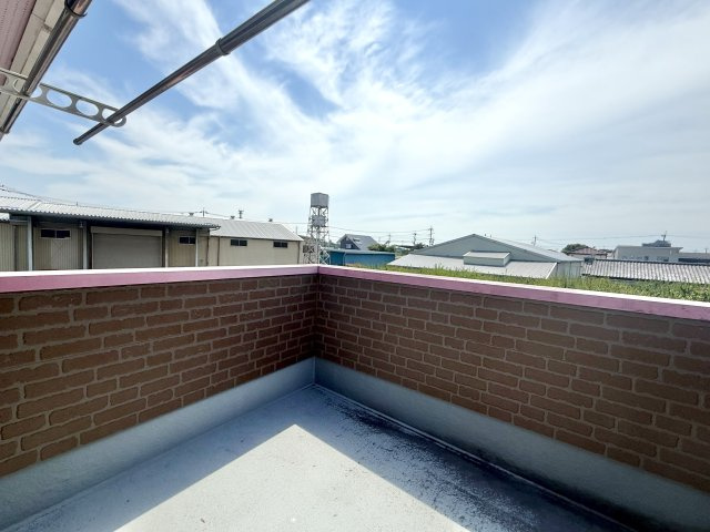 【中古戸建】高崎市上滝町のバルコニー|■バルコニー｜空が見える広々としたバルコニー♪家族で星空観賞ができて夜が楽しみになりますね☆