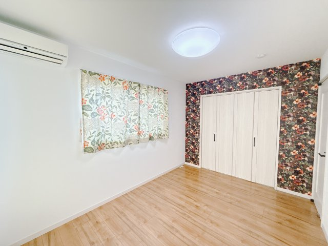 【中古戸建】高崎市上滝町の洋室|■2階洋室｜お子様の一人部屋にピッタリな洋室。木のぬくもりを感じるフローリングは、天然木の味わいが時とともに深みを増していきます。また、傷にも強く、フリーワックスでお手入れもラクラクです♪